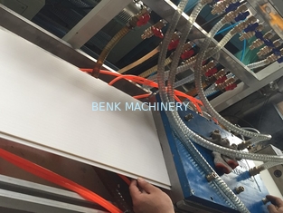300mm PVC-Deckenverkleidungs-Profil-Verdrängungs-Linie konischer Doppelschneckenextruder
