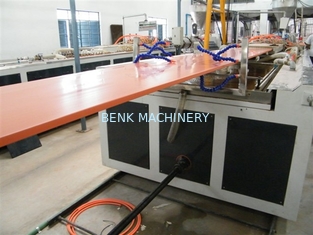 800 - 1000mm breite Plastikpvc-Tür-Platten-Verdrängung, welche die Kapazität der Maschinen-600KG/H macht
